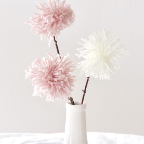 DIY Deko mit Wolle // Pom Pom Blumen als Tischdekoration